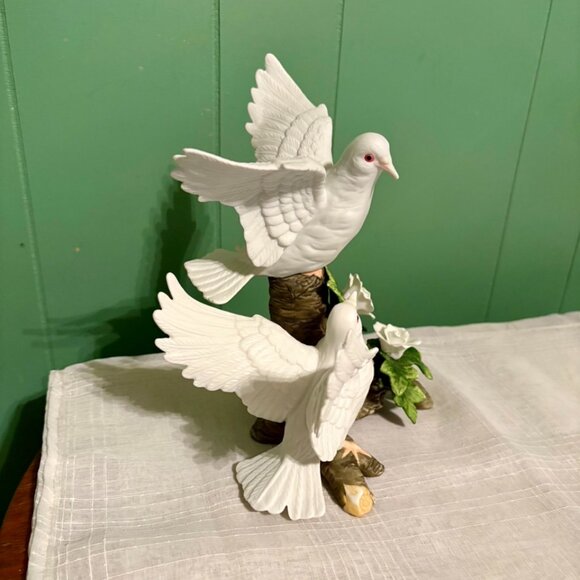 Vintage Porcelain Bisque WELLINGTON White Hand Painted Doves 9.5" Decor - Picture 6 of 7